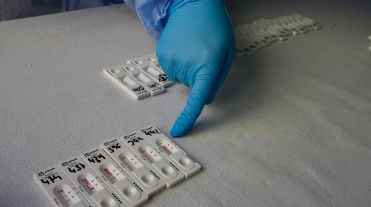 Varios países han decidido reducir por debajo de diez días las cuarentenas de los positivos asintomáticos