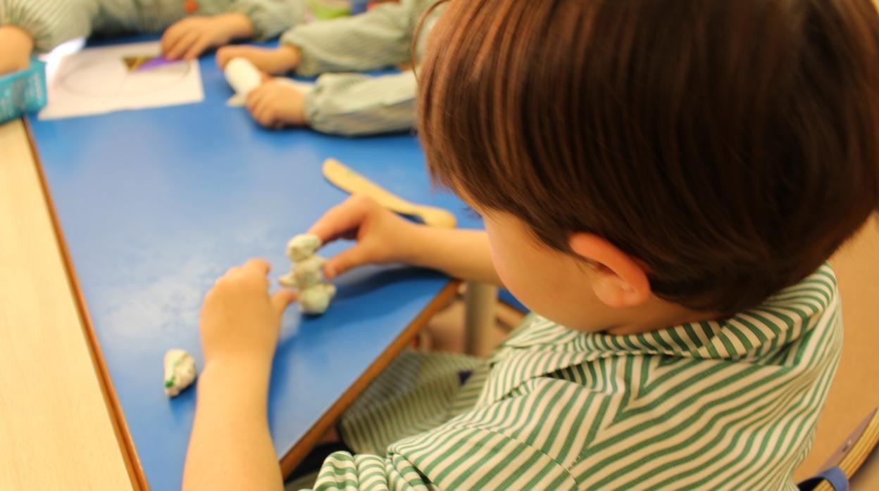 Niño en el colegio