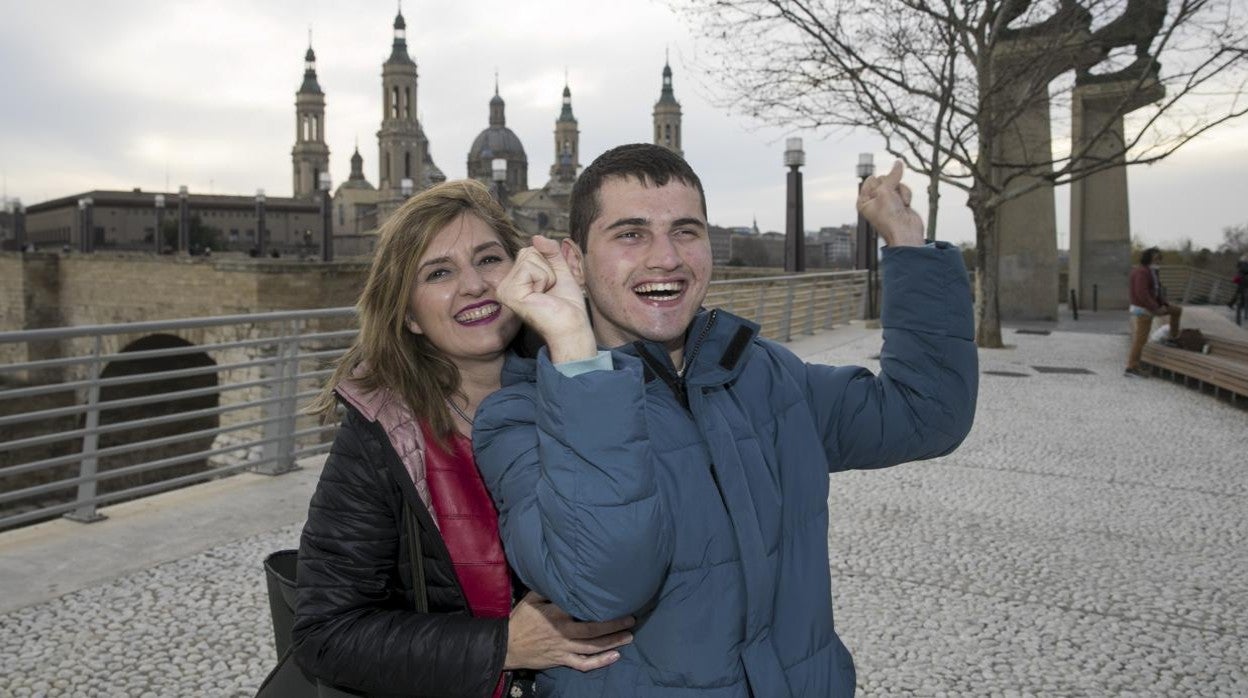 Mercedes Ventura y su hijo Dani, que tiene Síndrome de Angelman