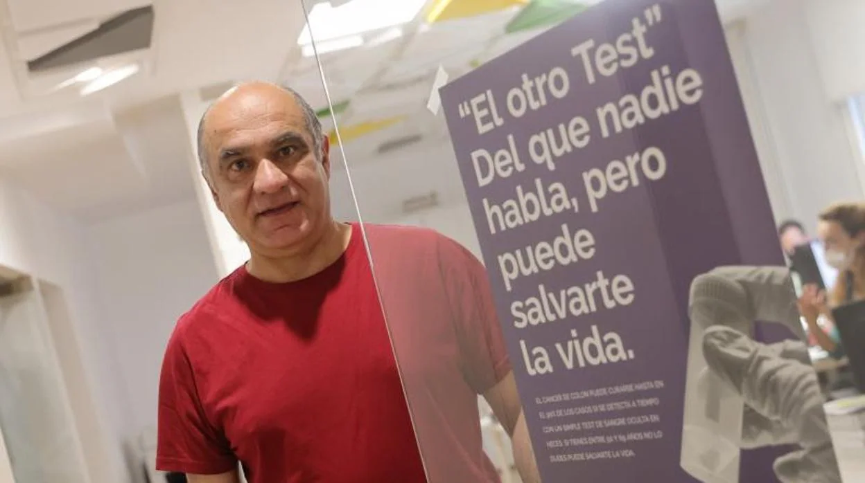 A Francisco Javier Muñoz le diagnosticaron un cáncer colorrectal avanzado cuando tenía 48 años, antes de la edad a la que comienzan los cribados de sangre oculta en heces