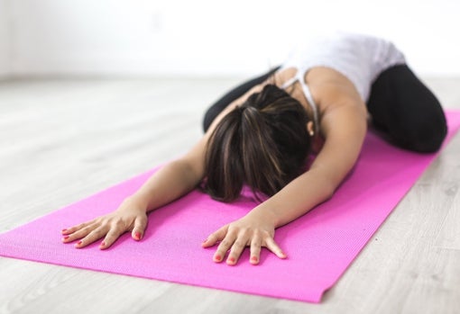 Mujer realizando yoga