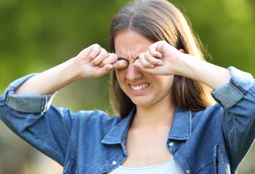 El picor de ojos es uno de los síntomas habituales de las alergias