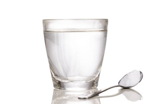 Las gárgaras de agua con sal son un remedio efectivo para la tos