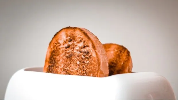 Estos son los riesgos para la salud de comer pan muy tostado según Consumo