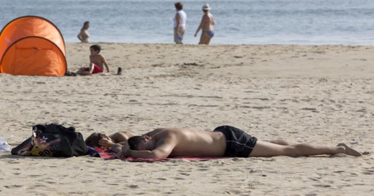 Personas tomando el sol