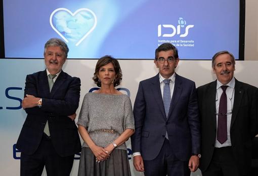 PIE DE FOTO (de izquierda a derecha): Ángel de Benito, secretario general de la Fundación IDIS; Marta Villanueva, directora general de la Fundación IDIS; Juan Abarca, presidente de la Fundación IDIS y Fernando Mugarza, director de desarrollo corporativo y comunicación de la Fundación IDIS