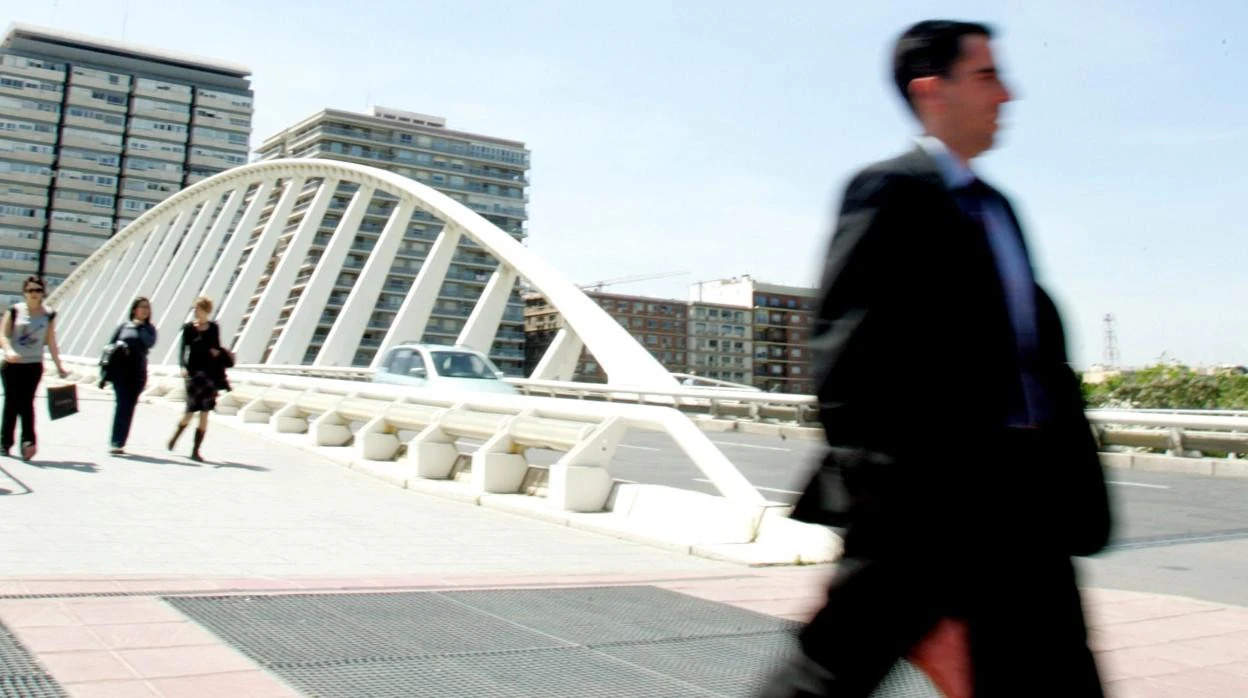 Ejecutivo cruzando un puente en Valencia