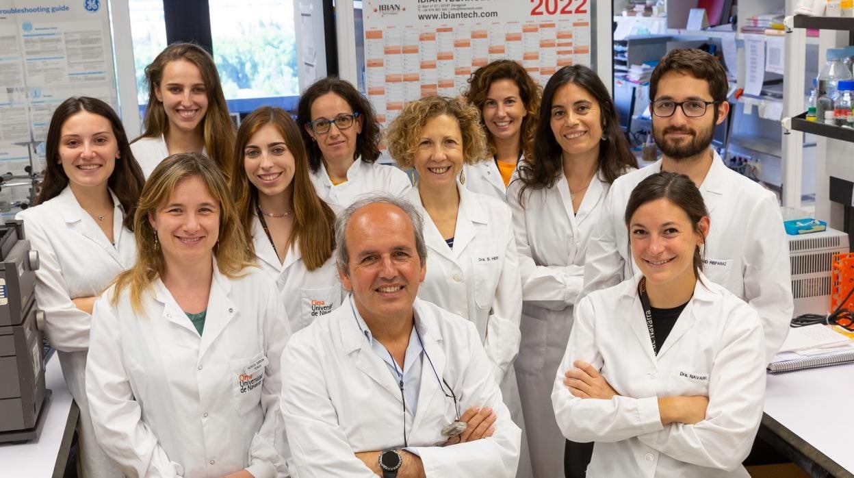 En primera fila Juan José Lasarte y Flor Navarro, junto al equipo de investigadores del Cima.