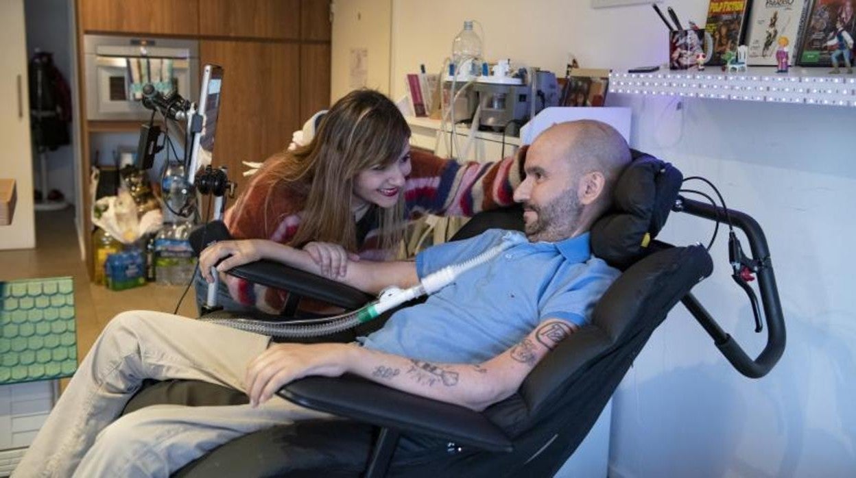 Jordí Sabaté, paciente de ELA, junto a su mujer Lucía