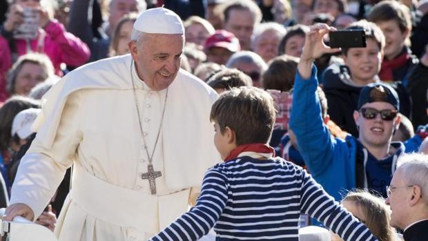 El Papa charla con un niño en la audiencia de ayer miércoles