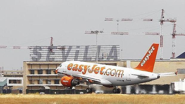 Un avión aterriza en el aeropuerto