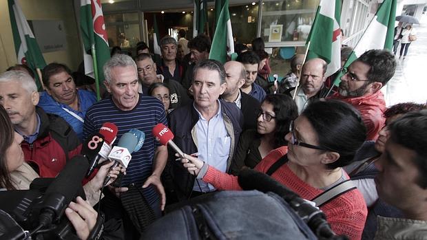 El exportavoz del SAT, Diego Cañamero, atiende a los medios a la puerta de los juzgados