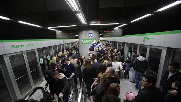 Pasajeros del Metro en la estación de Puerte Jerez