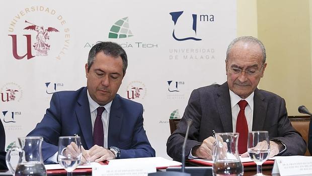 Juan Espadas y Francisco de la Torre, firmando el acuerdo entre Sevilla y Málaga