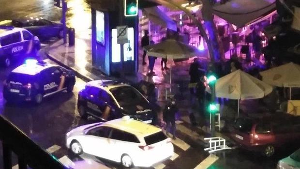 La Policía en el exterior del bar O'Neill, donde se produjo la reyerta