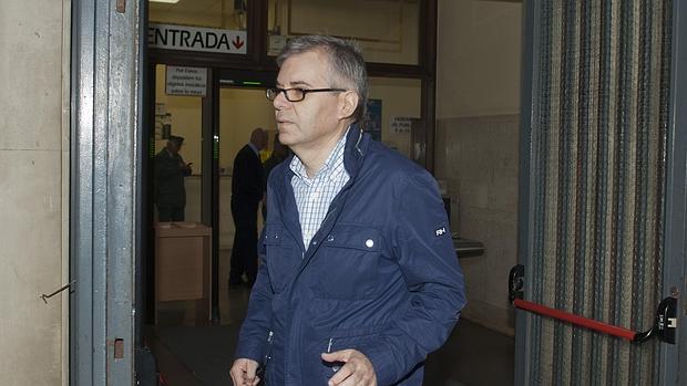 El socialista Domingo Enrique Castaño, saliendo del juzgado