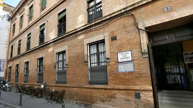 Sevilla desconocida: Fachada del colegio San Isidoro