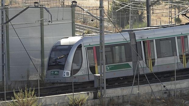 Una unidad del metro por un tramo ensuperficie