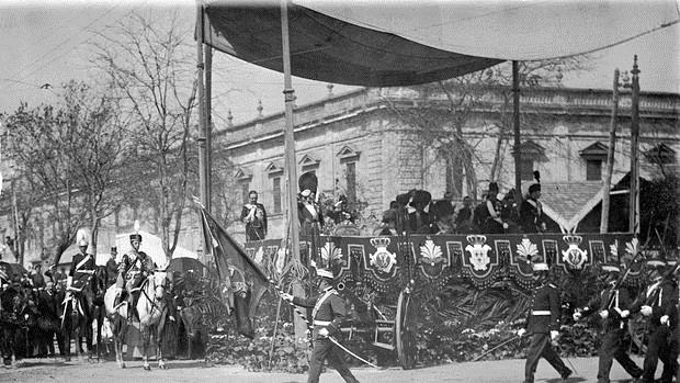 Desfile castrense en el Prado de San Sebastián en marzo de 1910