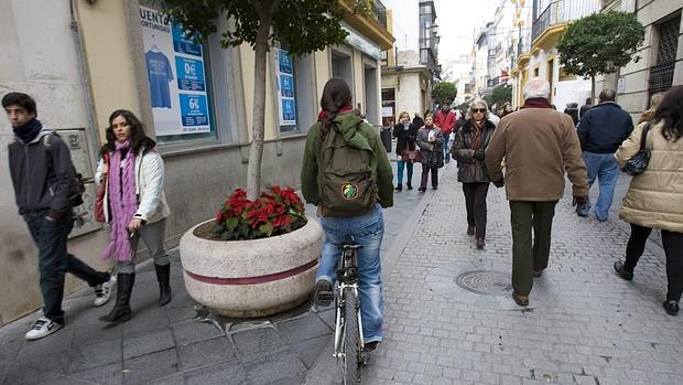 Una ciclista por plena calle Tertuán