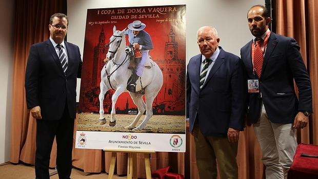 Cabrera, Boza y Moreno junto al cartel anunciador de la prueba presentado ayer en Sicab