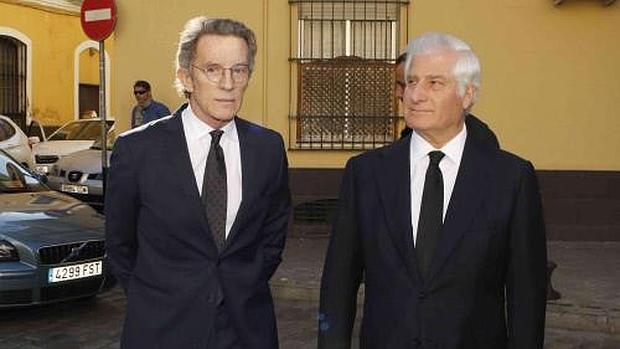 Alfonso Diez y Carlos, actual duque de Alba, esta mañana en la iglesia de la Hermandad de los Gitanos