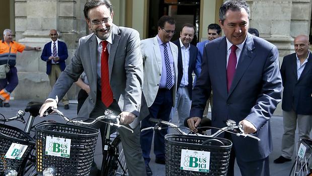 El consejero de Fomento y el alcalde de Sevilla con bicicletas a las puertas del Ayuntamiento