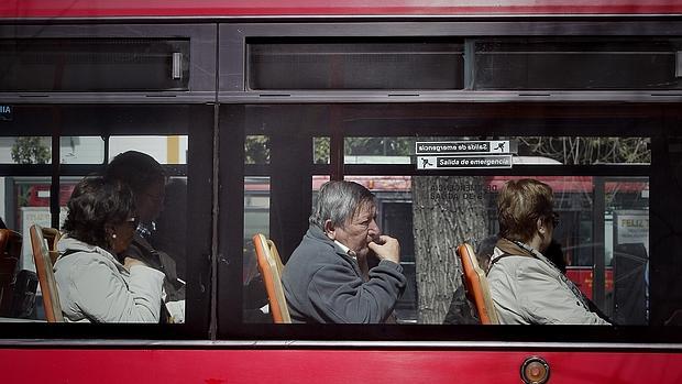 Los pensionsitas solo pagaban con Zoido 15,50 euros en gastos de tramitación de la tarjeta