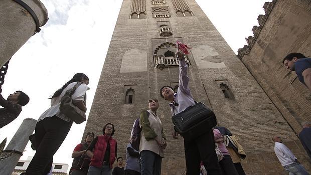 Turistas a los pies de la Giralda