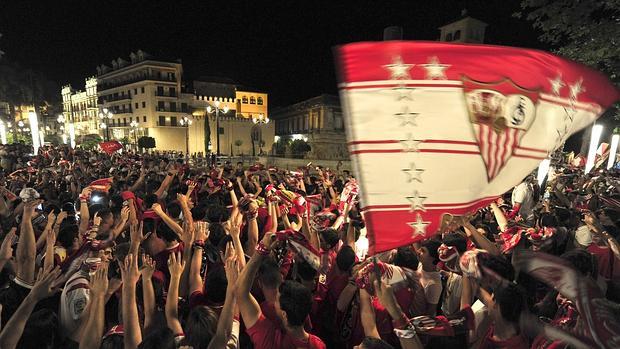 Béticos y sevillistas creen que el club de Nervión se clasificará este año para la Europa League