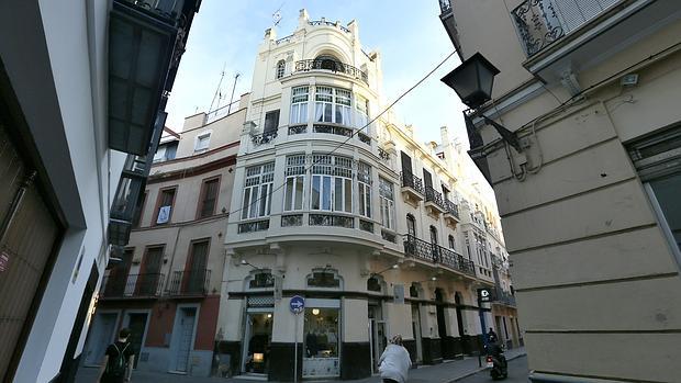 Sevilla desconocida: Balcón en la calle Ortiz de Zúñiga con Pérez Galdós