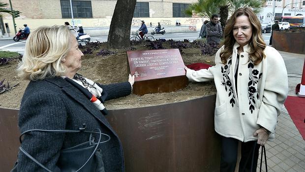 Teresa Jiménez-Becerril y su madre Teresa Barrio junto a la placa en recuerdo de las víctimas