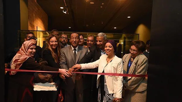 La arqueóloga y autoridades egipcias en la inauguración de la muestra