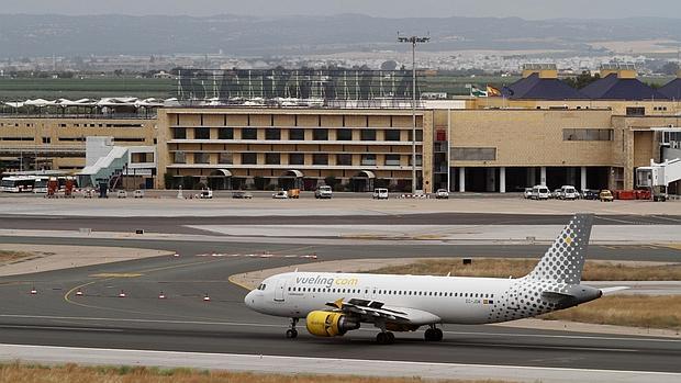 Un avión en la pista del aeropuerto de Sevilla