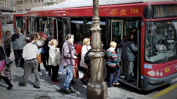 Sevilla arranca el nuevo año sin subir los precios de los transportes