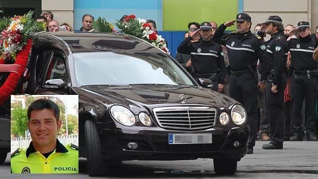 Imagen del agente de Policía Local, sobre una foto del homenaje de sus compañeros el día de su funeral