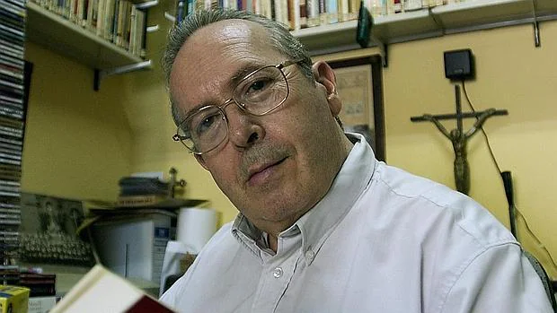 Miguel Ángel Yáñez Polo, en su casa con un libro que lleva su firma