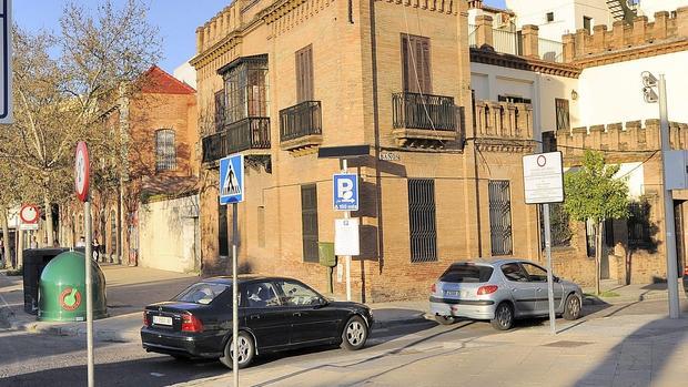 Varios coches acceden a la calle Baños