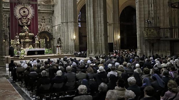 Vista de la misa presidida por el arzobispo en el altar del jubileo