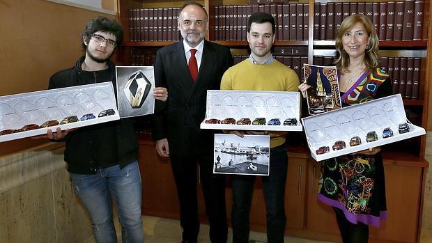 Los ganadores, con sus premios