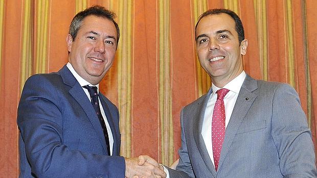 Juan Espadas y Javier Millán, tras cerrar el acuerdo