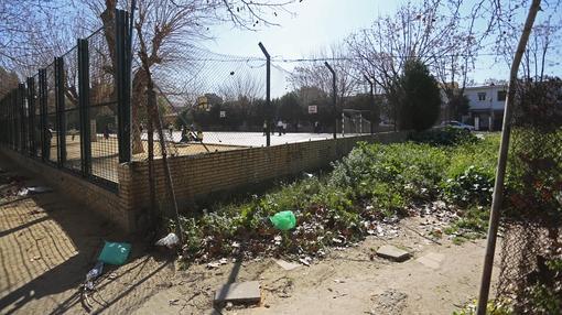 Uno de los jardines abandonados junto al colegio Vara del Rey