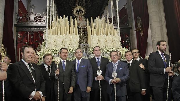 Juan Espadas, presidiendo la salida extraordinaria de la Virgen de la Hiniesta