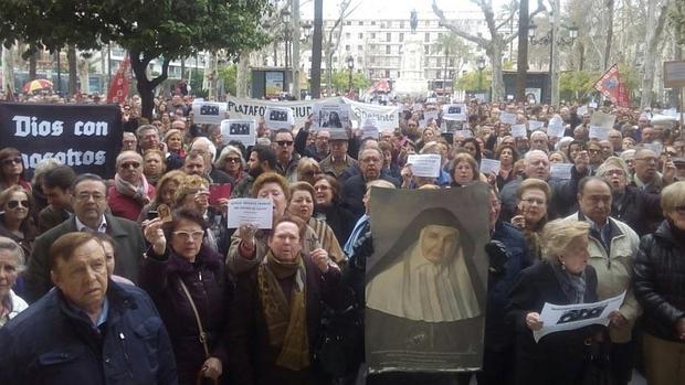 Cientos de sevillanos protestan ante el Ayuntamiento contra las medidas anticlericales de la izquierda