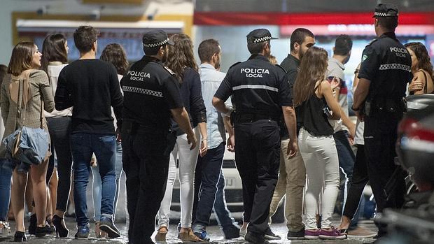 Tres policías locales de Sevilla patrullan por la ciudad