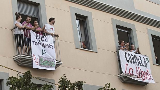 Cinco familias ocuparon un bloque de viviendas en la calle Feria