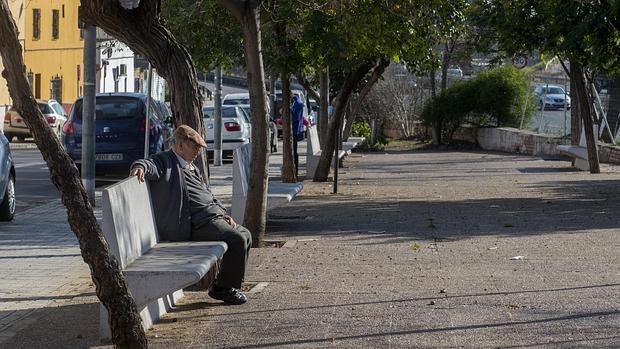 El parque de la calle Rafael García Minguel, con vistas a la SE-30, donde los vecinos han pedido pantallas acústicas