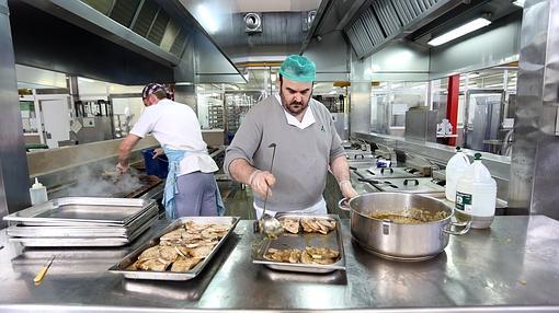 Los filetes de pez espada asados en la plancha pasan a unas badejas a la espera de ser emplatados