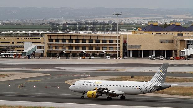 Un avión en la pista del aeropuerto de Sevilla