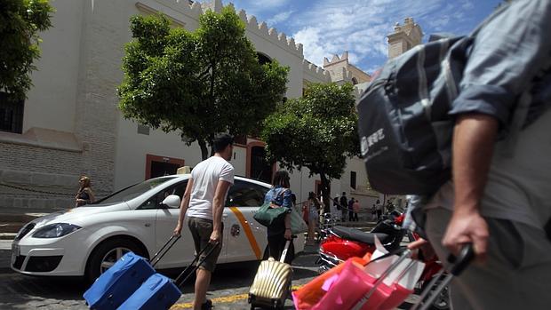 Un grupo de turistas en Sevilla